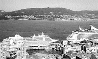 Dos cruceros, juntos en el muelle de trasatlánticos Dos cruceros, juntos en el muelle de trasatlánticos
