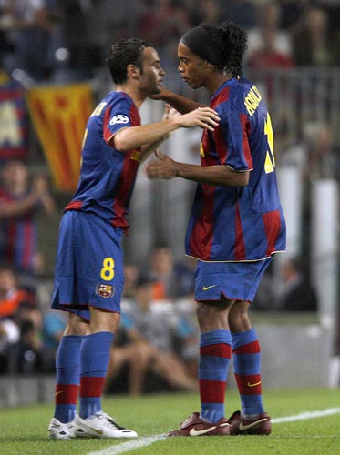 Iniesta y Ronaldinho Iniesta y Ronaldinho