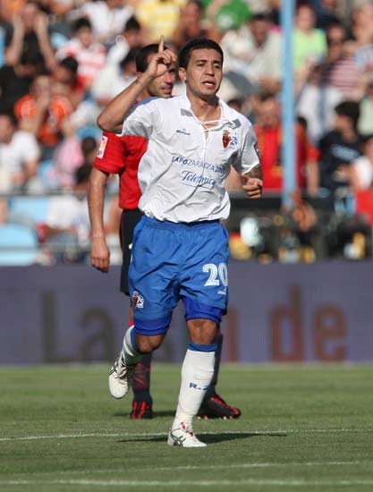 Matuzalem celebra el primer gol del Zaragoza Matuzalem celebra el primer gol del Zaragoza