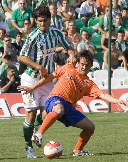 Silva cae ante un jugador del Betis (EFE). Silva cae ante un jugador del Betis (EFE).