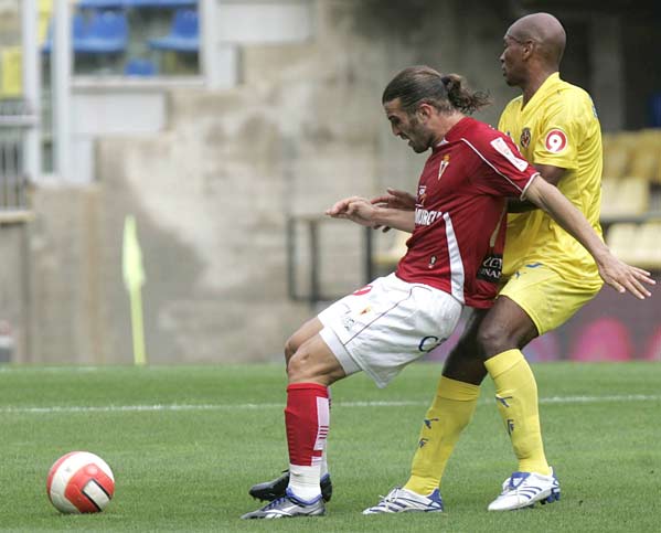 El centrocampista del Villarreal Marcos Senna lucha un balón con el delantero del Real Murcia Iván Daniel El centrocampista del Villarreal Marcos Senna lucha un balón con el delantero del Real Murcia Iván Daniel