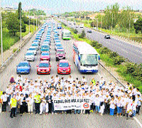 Cortan la autopista B23 con más de 50 coches para pedir un carril bus Cortan la autopista B23 con más de 50 coches para pedir un carril bus