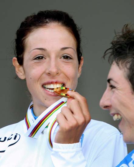La italiana Bastianello muerde la medalla de oro La italiana Bastianello muerde la medalla de oro