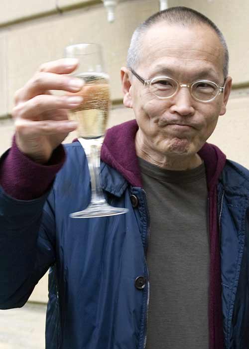 Wayne Wang brinda por su premio. Wayne Wang brinda por su premio.