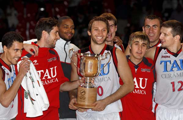 Los jugadores del TAU posan con el trofeo de la Supercopa ACB Los jugadores del TAU posan con el trofeo de la Supercopa ACB