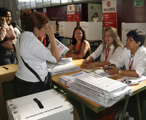 Los ecuatorianos residentes en España votan la Constituyente Los ecuatorianos residentes en España votan la Constituyente