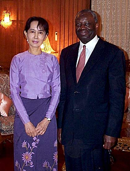 Ibrahim Gambari y Aung San Suu Kyi Ibrahim Gambari y Aung San Suu Kyi