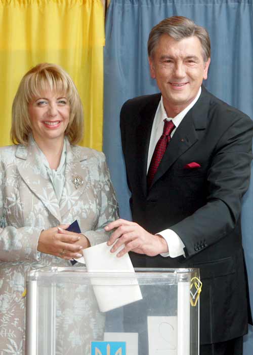 Yúschenko y su mujer votando Yúschenko y su mujer votando