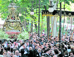 El buen tiempo recibe a la Virgen, acompañada por miles de granadinos El buen tiempo recibe a la Virgen, acompañada por miles de granadinos