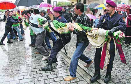 Pelean por sacar a la calle un pendón Pelean por sacar a la calle un pendón