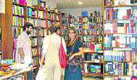Café y lectura, juntos en una librería Café y lectura, juntos en una librería