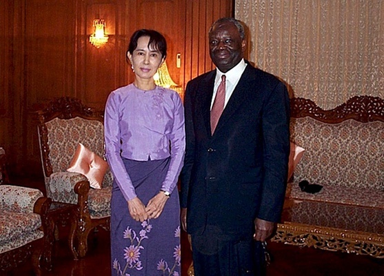 Ibrahim Gambari con la líder de la oposición birmana Aung San Suu Kyi Ibrahim Gambari con la líder de la oposición birmana Aung San Suu Kyi