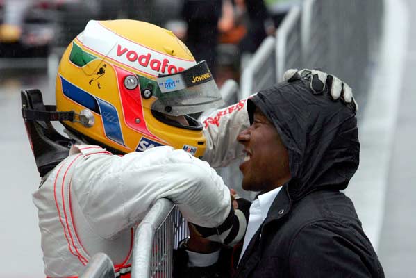 Lewis Hamilton saluda a sus padre tras vencer en el Gran Premio de Japón Lewis Hamilton saluda a sus padre tras vencer en el Gran Premio de Japón