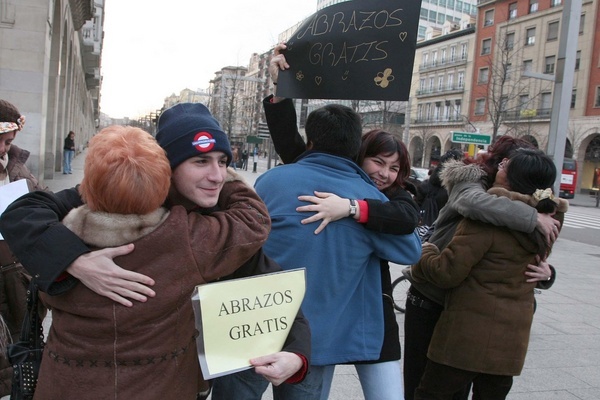Un instituto de EE UU prohíbe los abrazos Un instituto de EE UU prohíbe los abrazos