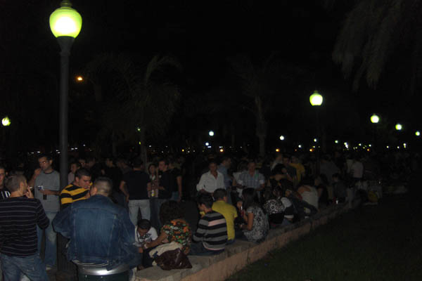 Jóvenes almerienses de botellón en el Parque Nicolás Salmerón Jóvenes almerienses de botellón en el Parque Nicolás Salmerón