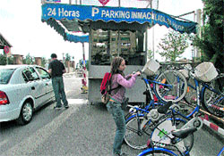 El ‘parking’ de la Inmaculada presta bicis a sus clientes El ‘parking’ de la Inmaculada presta bicis a sus clientes