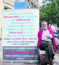 Lleva siete meses sentado frente a los juzgados a la espera de una sentencia Lleva siete meses sentado frente a los juzgados a la espera de una sentencia