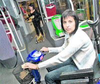 Ir en silla de ruedas en tren, bus o taxi es un vía crucis Ir en silla de ruedas en tren, bus o taxi es un vía crucis