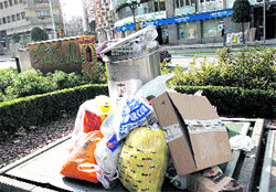 La basura se apila en la carretera de la Costa La basura se apila en la carretera de la Costa