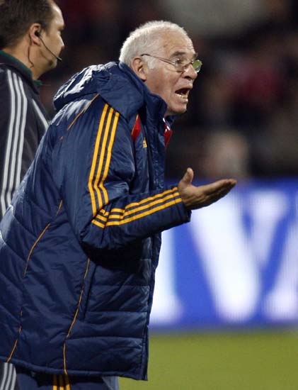 Luis Aaragonés da instrucciones durante el partido Luis Aaragonés da instrucciones durante el partido