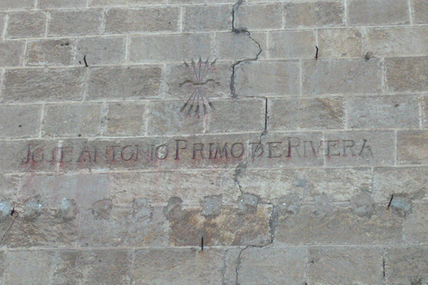 Símbolo franquista en la fachada de la Catedral de Almería Símbolo franquista en la fachada de la Catedral de Almería
