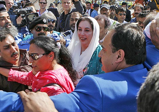 Benazir Bhutto vuelve a Pakistán Benazir Bhutto vuelve a Pakistán