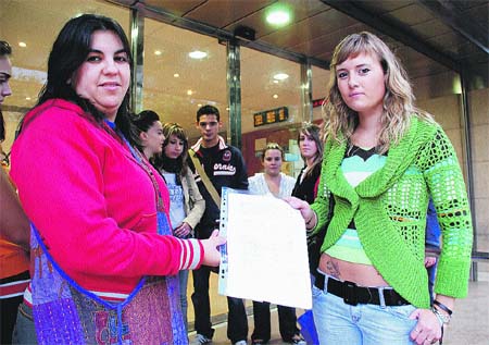 Cambian las clases a la tarde a 25 alumnas de FP y las dejan sin bus Cambian las clases a la tarde a 25 alumnas de FP y las dejan sin bus