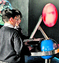 el planeta en la mano el planeta en la mano