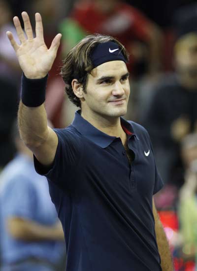 Roger Federer saluda al público de Madrid tras derrotar a Feliciano Roger Federer saluda al público de Madrid tras derrotar a Feliciano