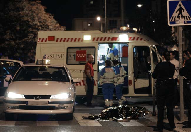 Facultativos del SUMMA y agentes de la Policía Nacional, junto al cuerpo sin vida del taxista apuñalado en su propio vehículo Facultativos del SUMMA y agentes de la Policía Nacional, junto al cuerpo sin vida del taxista apuñalado en su propio vehículo