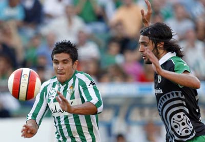 Xisco del Betis y Sergio Sánchez del Racing Xisco del Betis y Sergio Sánchez del Racing