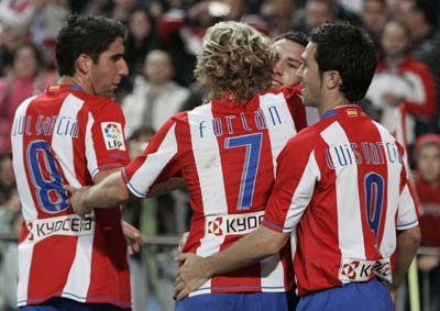 Los jugadores del Atlético se abrazan celebrando un gol. Los jugadores del Atlético se abrazan celebrando un gol.