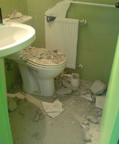Derrumbe en el baño Derrumbe en el baño