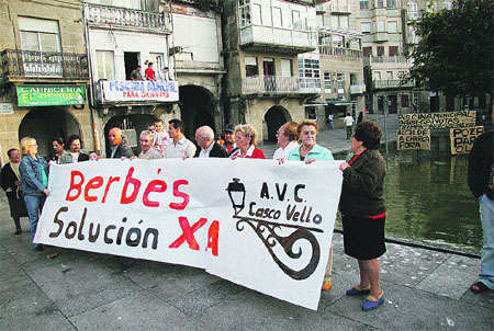 Nueva protesta vecinal contra la «charca» de O Berbés Nueva protesta vecinal contra la «charca» de O Berbés