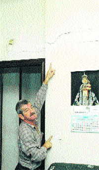 Viven en casas que se caen ¡y sin dueño! Viven en casas que se caen ¡y sin dueño!