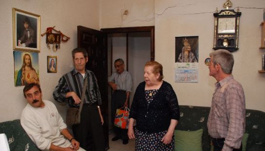 Vecinos del edificio en ruinas Vecinos del edificio en ruinas