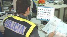 Policía ante un ordenador 214 Policía ante un ordenador 214