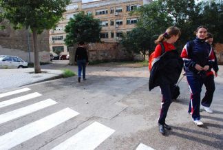 Varias estudiante delante del colegio Hermanas Mantellate, de Valencia. Varias estudiante delante del colegio Hermanas Mantellate, de Valencia.