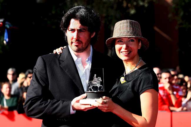 El director de cine canadiense Kason Reitman (i) y la escritora estadounidense Diablo Cody posan con el premio a la mejor película El director de cine canadiense Kason Reitman (i) y la escritora estadounidense Diablo Cody posan con el premio a la mejor película