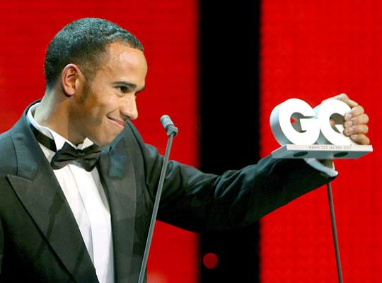 Lewis Hamilton recibe el premio de la revista GQ a los "Hombres del año 2007". Lewis Hamilton recibe el premio de la revista GQ a los "Hombres del año 2007".