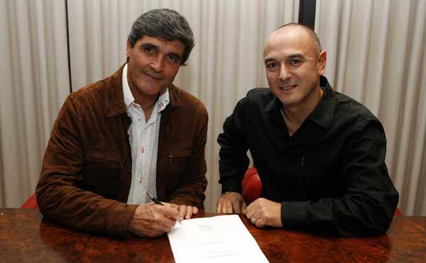 Juande Ramos firma su contrato con el presidente del Tottenham. Juande Ramos firma su contrato con el presidente del Tottenham.