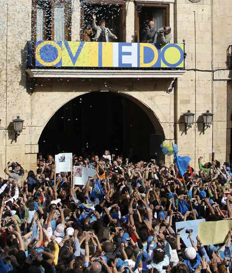 Fernando Alonso saluda desde el balcón del Ayuntamiento de Oviedo Fernando Alonso saluda desde el balcón del Ayuntamiento de Oviedo