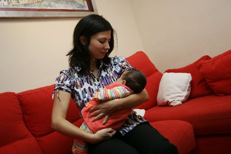 Silvia, con su niña de dos meses Silvia, con su niña de dos meses