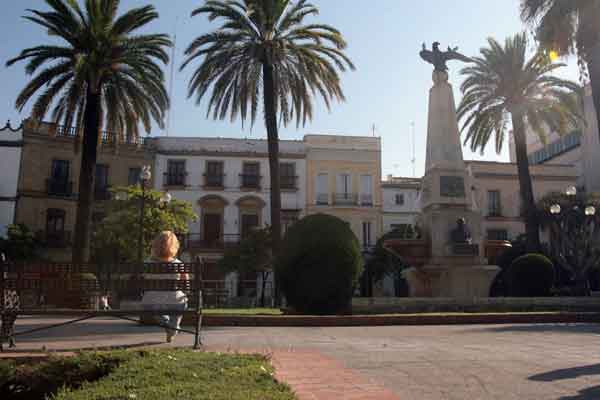 Diariamente sobrevuelan palomas sobre la plaza Diariamente sobrevuelan palomas sobre la plaza