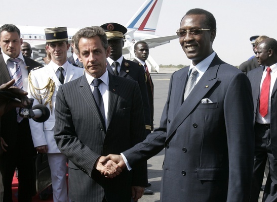 Sarkozy junto a Idriss Deby Sarkozy junto a Idriss Deby