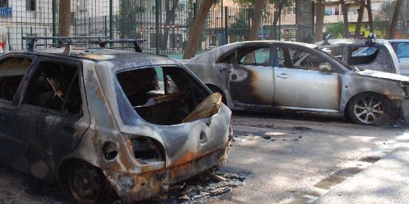Coches quemados en el barrio de Ayora Coches quemados en el barrio de Ayora