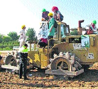 Jóvenes disfrazados de payasos paran las obras de pisos en Esplugues Jóvenes disfrazados de payasos paran las obras de pisos en Esplugues