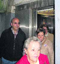 Vecinos boicotearán el ascensor de Arangoiti para que sea público Vecinos boicotearán el ascensor de Arangoiti para que sea público