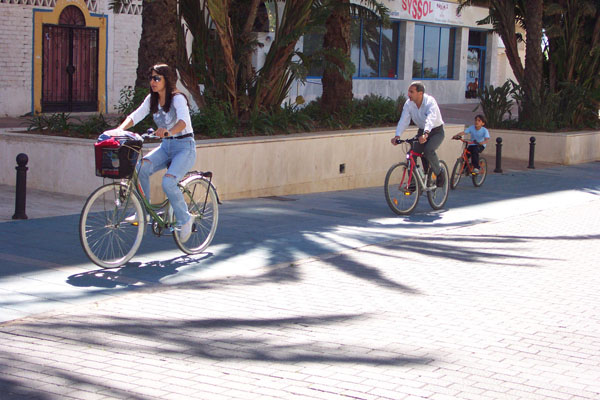 Familia en bicicleta Familia en bicicleta
