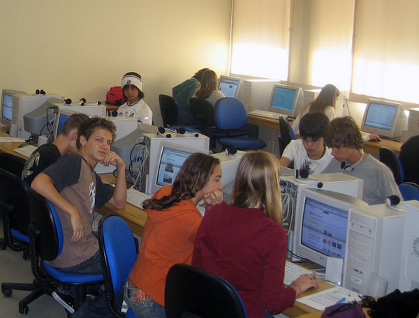 Menos del 20% de los profesores usa el ordenador para presentar temas en clase Menos del 20% de los profesores usa el ordenador para presentar temas en clase